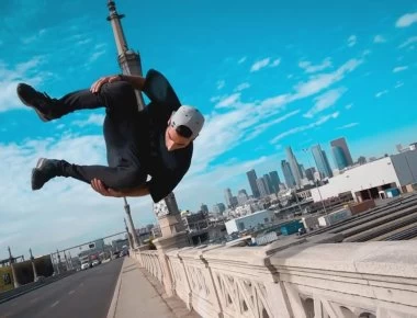 Προσγειώθηκε σε μια ταράτσα ενώ έκανε παρκούρ και… άνοιξε η γη και τον κατάπιε (βίντεο)